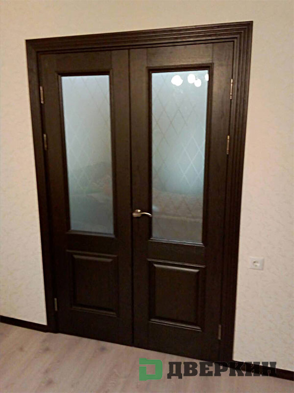 Фото двойной распашной двери со стеклом в зал