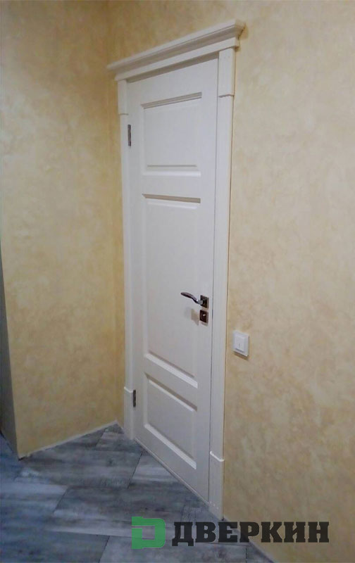 Фото светлой двери из массива с филенкой