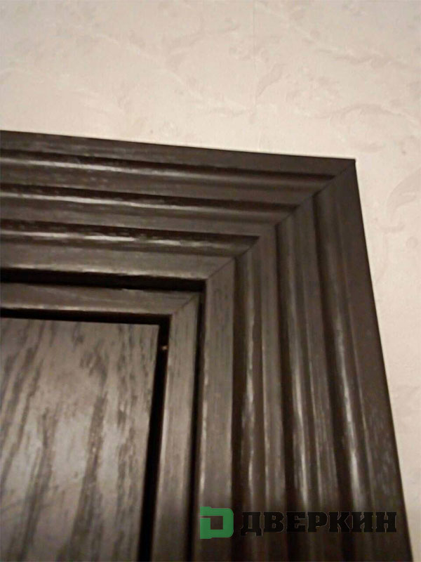 Темные двери из массива, фото наличника